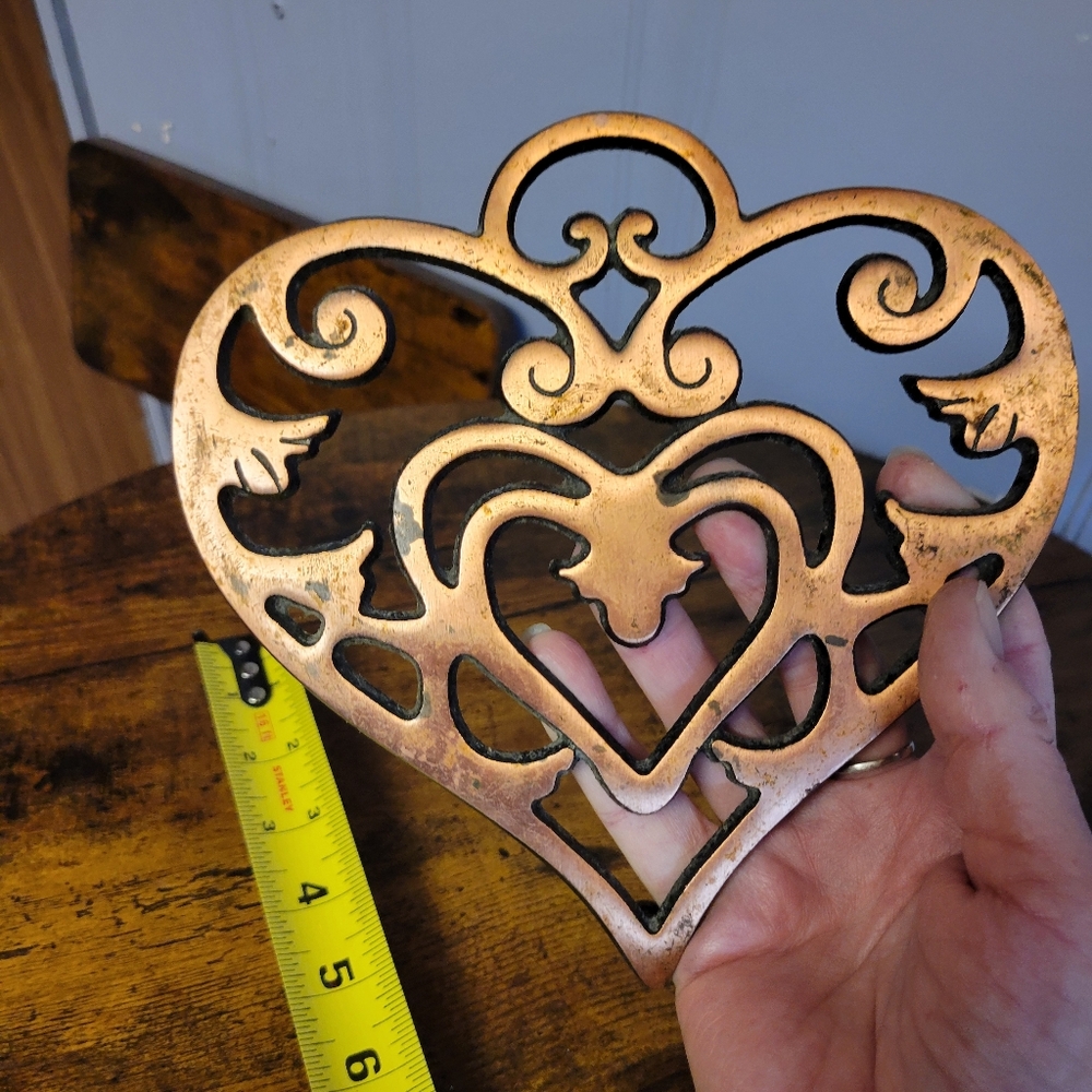 Pampered Chef Round up from the heart cast iron &copper trivet